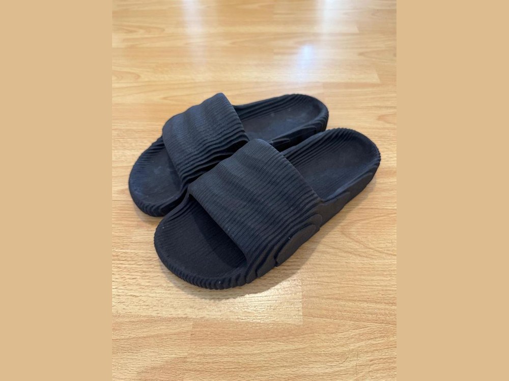 Adilette Negra