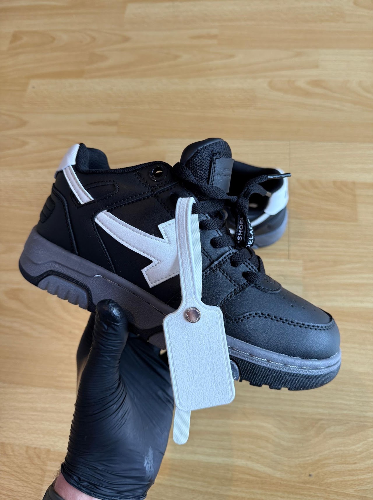 Off White Negras Y Blanco